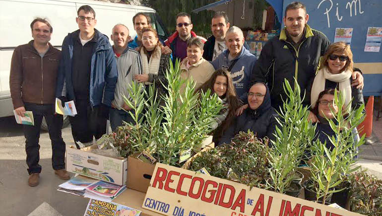 Usuarios de los centros de día con discapacidad de Totana realizan una recogida de juguetes y alimentos no perecederos para Cáritas